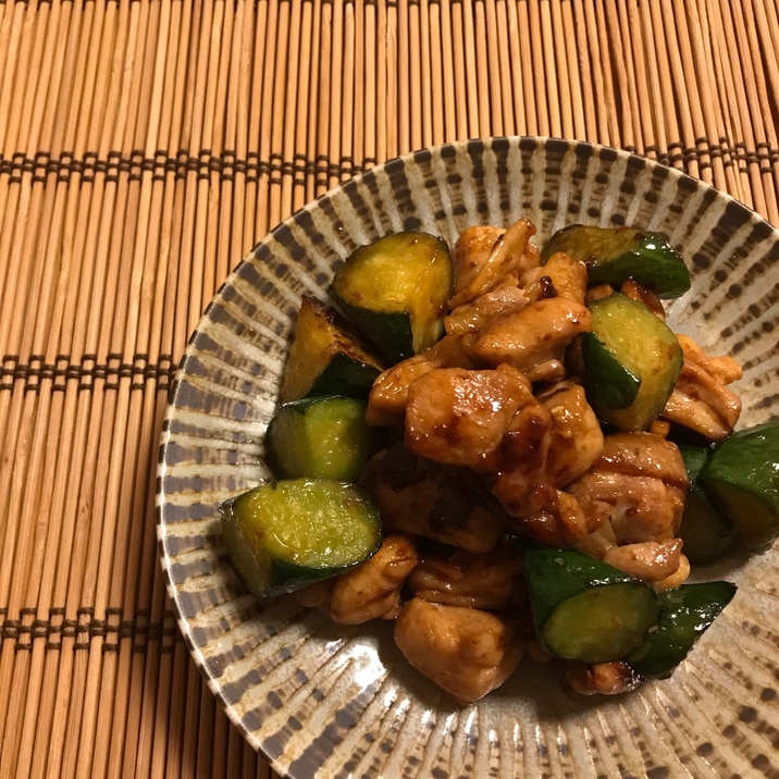 食欲そそる!鶏肉きゅうりのオイマヨ炒め